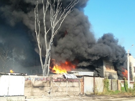 Спасатели более шести часов тушили пожар на территории Научно-исследовательского института стеклопластиков в Буче