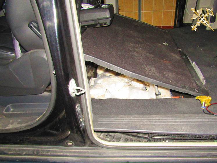 В Беларуси таможенники обнаружили в машине россиянки более 100 кг экстази и полкило гашиша