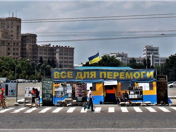 На стоящую в центре Харькова волонтерскую палатку повесили предписание с требованием убрать ее в течение трех дней