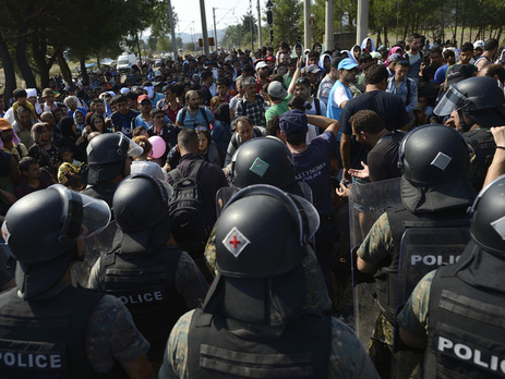 В Венгрии полиция применила против мигрантов слезоточивый газ