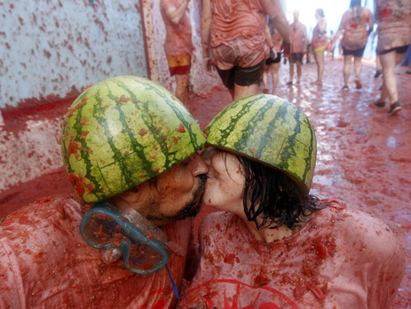 В Испании прошла битва помидорами на фестивале 