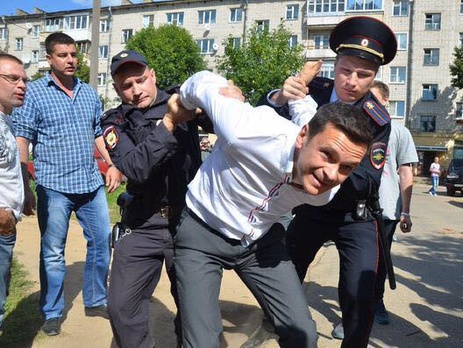 Российский оппозиционер Яшин вышел на свободу и планирует продолжить встречи с избирателями