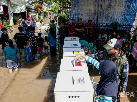 В Индонезии количество умерших членов избирательных комиссий достигло 496