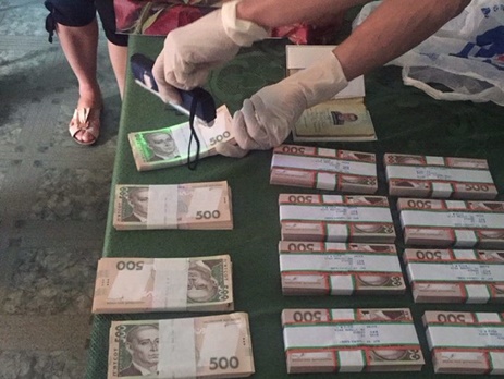 Аваков: На взятке в 700 тыс. грн задержали главу райгосадминистрации