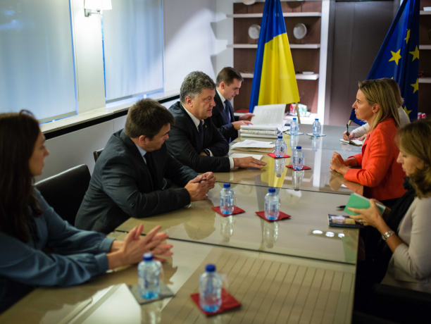 Порошенко и Могерини обсудили ситуацию на Донбассе и усиление санкций против России