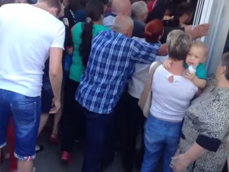 В российском Орле покупатели штурмовали продуктовый магазин. Видео