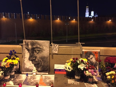 Полгода без Немцова. На место убийства политика москвичи несут цветы. Фоторепортаж