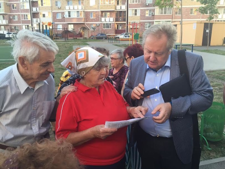 СМИ: Депутат от Компартии РФ опубликовал фото встречи с избирателями, которых пририсовали с помощью фотошопа