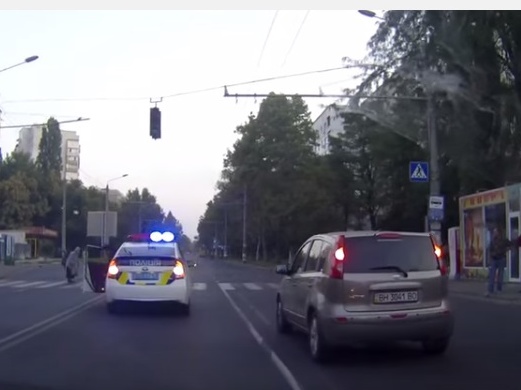 Новый одесский полицейский поразил водителей, переведя старушку через дорогу. Видео