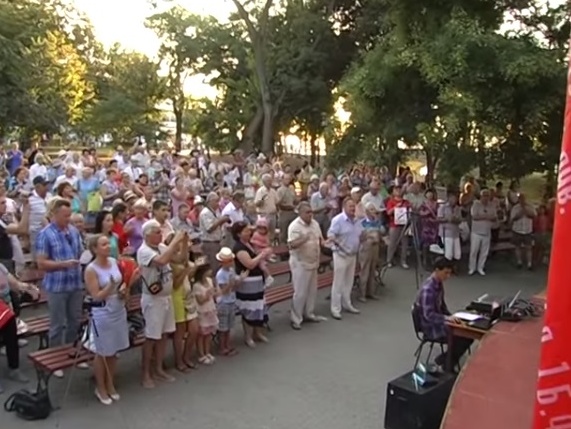На концерте в Севастополе слушатели встали под песню "Верните Сталина". Видео