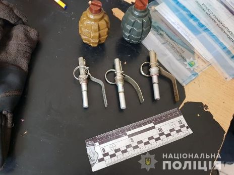 В метро Киева задержали мужчину, который пытался провезти ручные гранаты