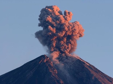 В Индонезии из-за активности вулкана эвакуируют сотни тысяч людей