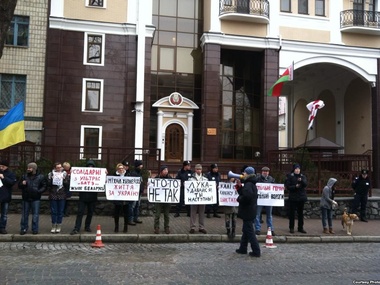 Посольство Беларуси в Киеве пикетировали в защиту белорусских ультрас