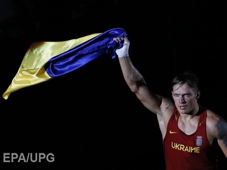 Усик нокаутировал Мюллера и защитил титул. Видео