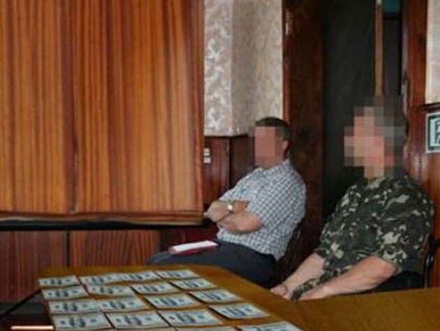 СБУ задержала на взятке начальника медслужбы Черниговского военного госпиталя и врача военно-врачебной комиссии
