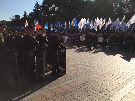 Под Радой митингуют противники изменения Конституции Украины. Фоторепортаж