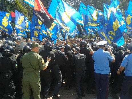 Под Радой происходят столкновения между протестующими против изменения Конституции и милицией. Фоторепортаж