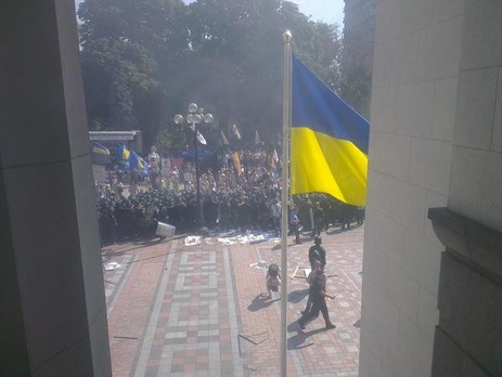 В результате взрыва у стен ВР пострадали около 20 бойцов Нацгвардии, двое в тяжелом состоянии