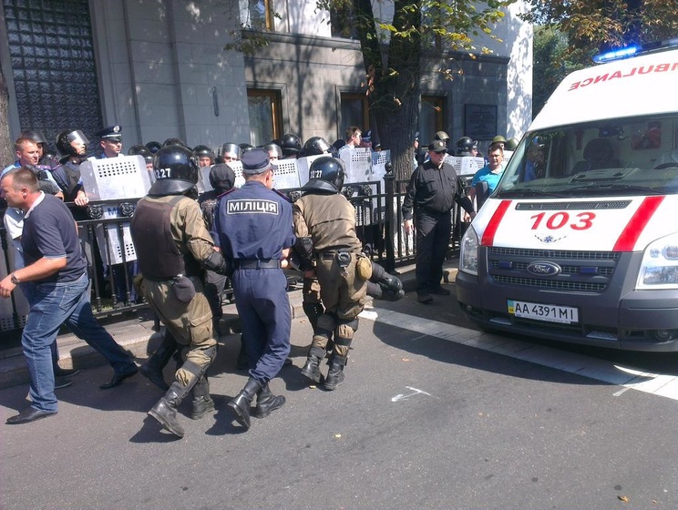 Начальник киевской милиции Терещук: В столкновениях под Радой ранены около 100 правоохранителей