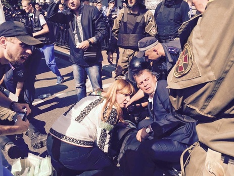 Мосийчук: Есть видео, на котором зафиксировано, как один из двоих подъехавших на роликах людей бросил гранату в правоохранителей