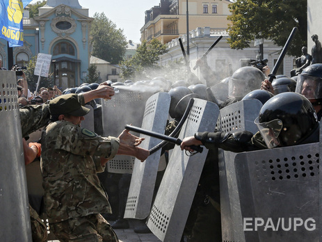 Антон Геращенко заявил, что погибших под Радой правоохранителей нет, а Кличко сообщил, что один силовик скончался