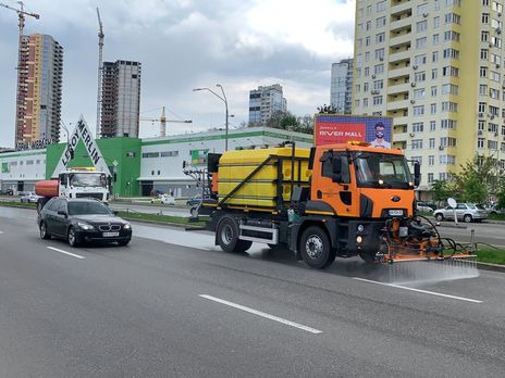 ﻿У Києві почали чистити дороги з використанням мийних засобів