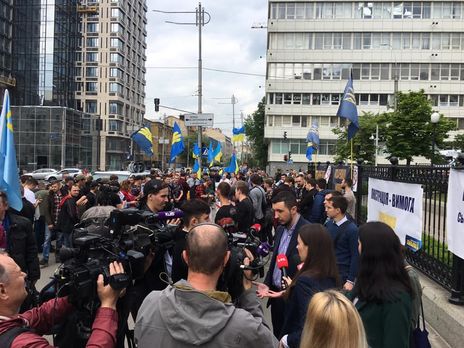 Под Конституционным Судом подрались националисты и активисты Блока Порошенко