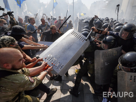 Столкновения между протестующими и силовиками завершились