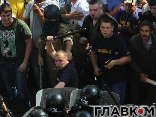 Экс-нардепов от "Свободы" Тягнибока и Сиротюка засняли во время атаки на гвардейцев под Радой