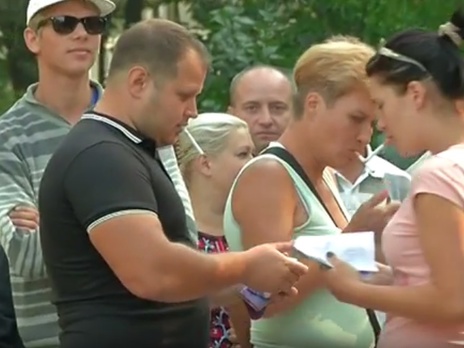 Митингующим под Радой раздавали по 50 грн. Видео