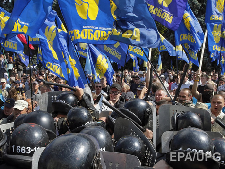 Журналисты зафиксировали человека, метнувшего боевую гранату под Верховной Радой. Видео