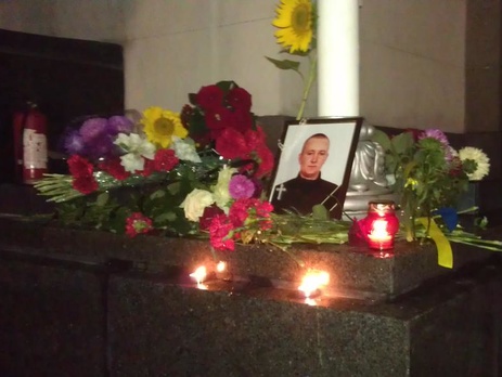 К месту гибели нацгвардейца под Радой киевляне несут цветы. Фоторепортаж