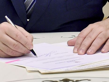 Порошенко наградил орденом Ярослава Мудрого чиновника, которого НАБУ подозревает в хищениях. АП объяснила появление указа технической ошибкой