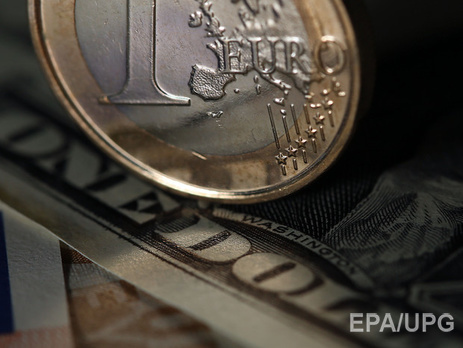 Нацбанк опустил курс гривны к доллару и евро