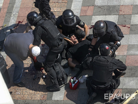 МВД: После столкновений под ВР в тяжелом состоянии остаются четверо сотрудников милиции
