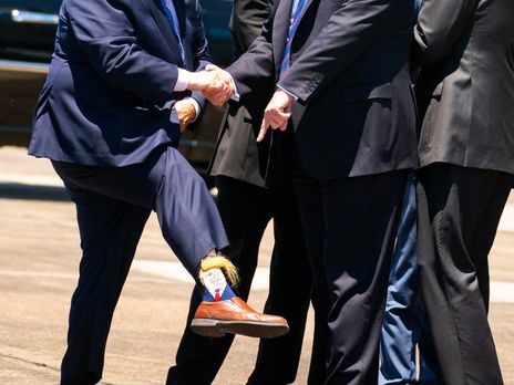 ﻿Віце-губернатор Луїзіани показав Трампу, що носить шкарпетки з його портретом. Відео