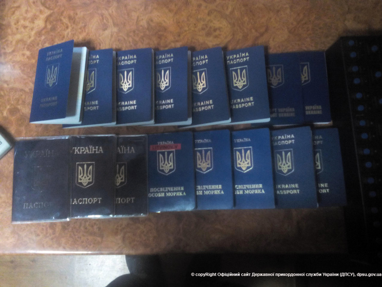 Правоохранители задержали украинца при попытке провезти в Крым большое количество паспортов