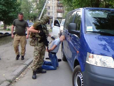 В Луганской области правоохранители задержали четырех милиционеров по подозрению во взятках и торговле наркотиками
