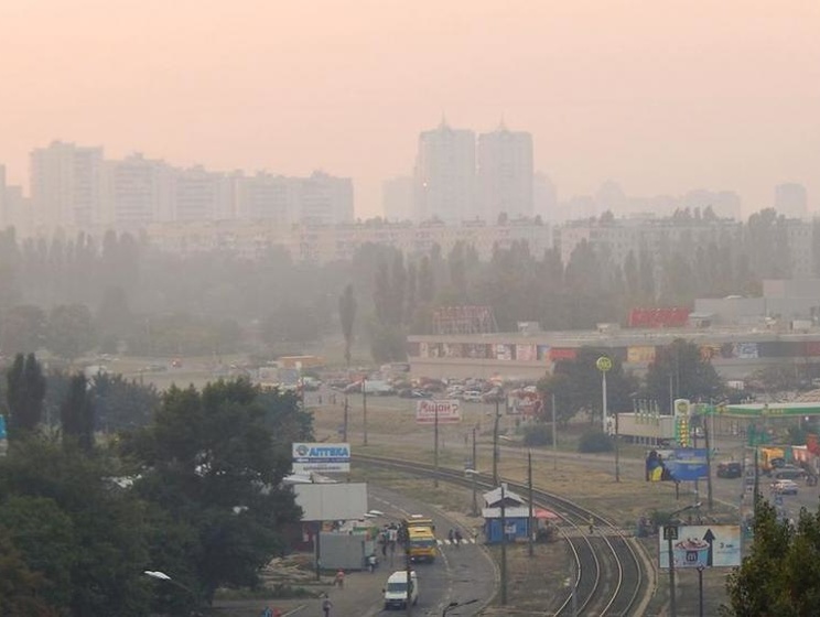 Киевские власти рекомендуют школам отменить занятия из-за жары и задымленности