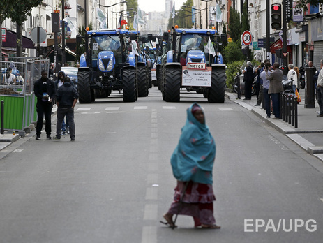 В Париже фермеры на тракторах устроили акцию протеста против снижения цен на продукты. Фоторепортаж