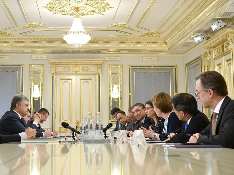 Послы стран "Большой семерки" призвали Порошенко "плавно" передать власть