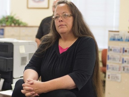 В американском штате Кентукки чиновницу арестовали за отказ выдавать лицензии на однополые браки