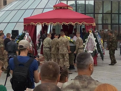 На Майдане попрощались c погибшим под Счастьем волонтером Галущенко. Фоторепортаж
