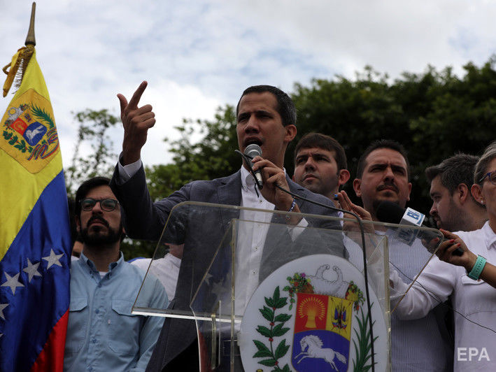 ﻿Гуайдо повідомив, що режим Мадуро переслідує приблизно 100 опозиційних депутатів Венесуели