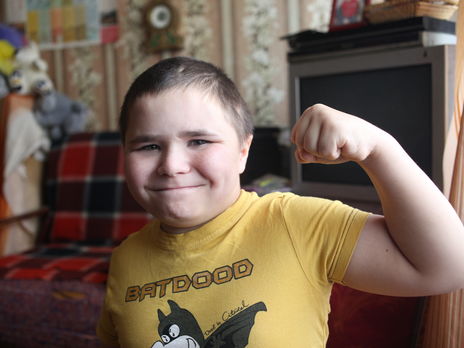 ﻿Він висів на поручнях і кричав: 