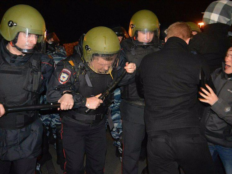 В российском Екатеринбурге жители протестуют против строительства храма на месте сквера, более 20 арестованных, составлено около 100 админпротоколов