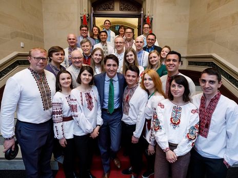 Канадские депутаты и министр обороны надели вышитую одежду на празднование Дня вышиванки в Оттаве