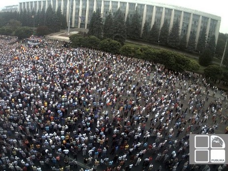 В охваченном протестами Кишиневе митингующие устанавливают палатки у здания Генпрокуратуры. Фоторепортаж
