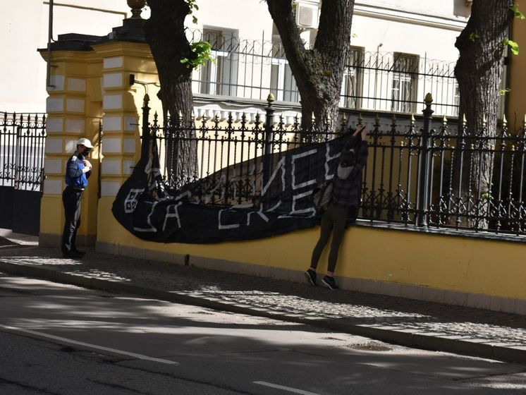 ﻿На резиденції патріарха Кирила в Москві повісили банер із написом "Перепроси за Єкб"