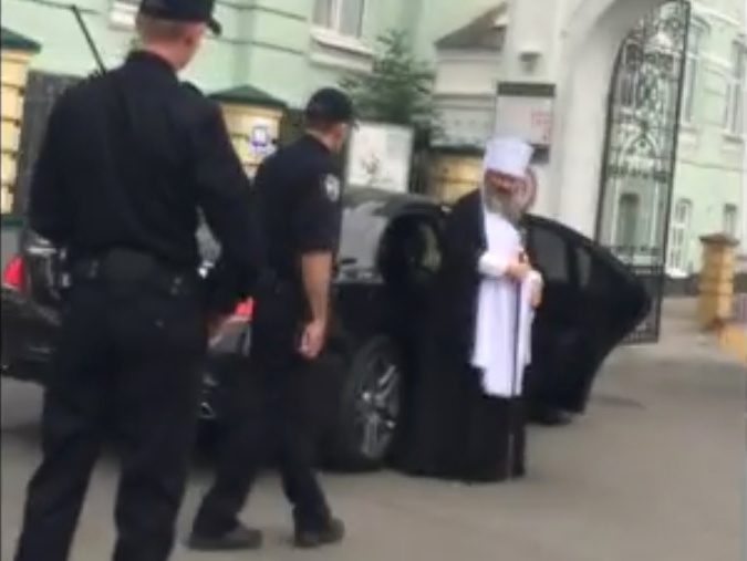Патрульная полиция остановила автомобиль священника за нарушение правил. Видео